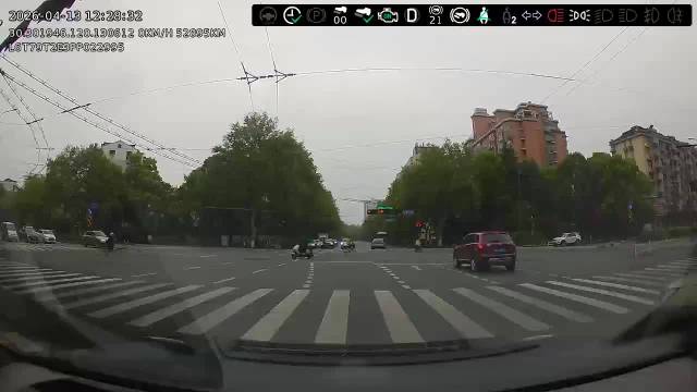 司机左转车道直行时速80被指危害道路安全