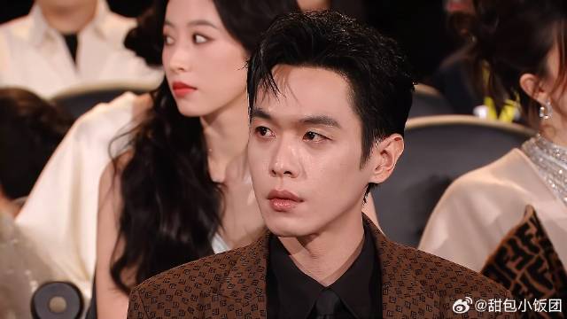 以为张晚意下颌线很绝，下秒镜头转向张若昀，真正棱角分明