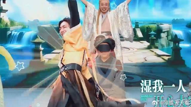 陈立农“笨蛋帅哥”，上场连词都说错了，结果被淋一身！