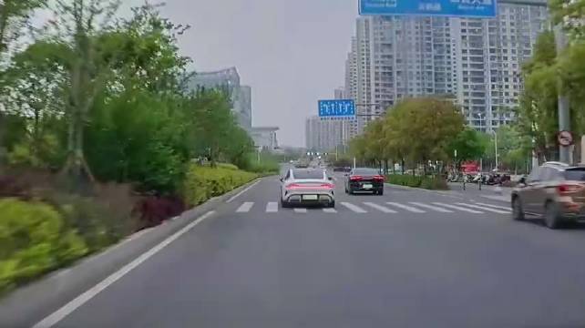 小米汽车底盘系统紧急避险,成功避免电动车碰撞