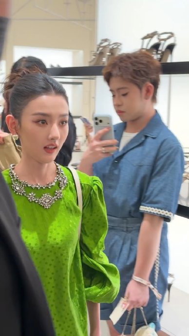 宋祖儿红绿造型封神：火红女王VS清甜青提，哪个更绝？
