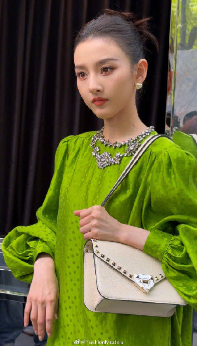 宋祖儿此次大胆选择高饱和青柠绿裙，对时尚圈的色彩运用有何启示？