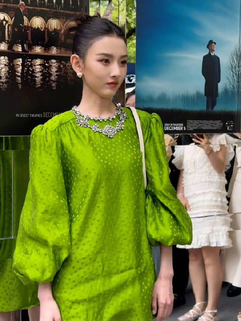 宋祖儿身着复古波点绿色短裙，亮相VALENTINO复古影院限时店