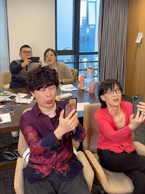 老年大学手机课引热议，papi酱视频教父母清内存