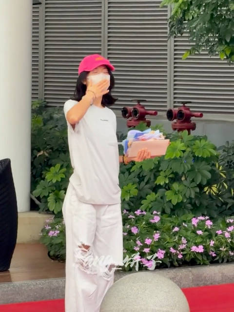 这个给粉丝飞吻的小麦麦完全萌物啊啊啊啊