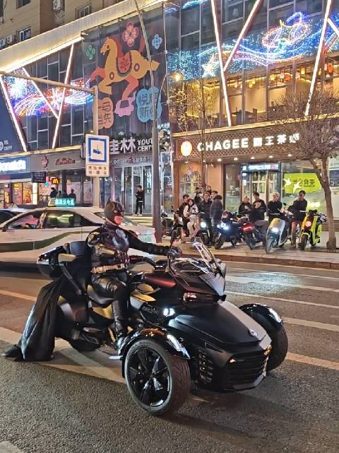 单身不好嘛，蝙蝠侠炸街