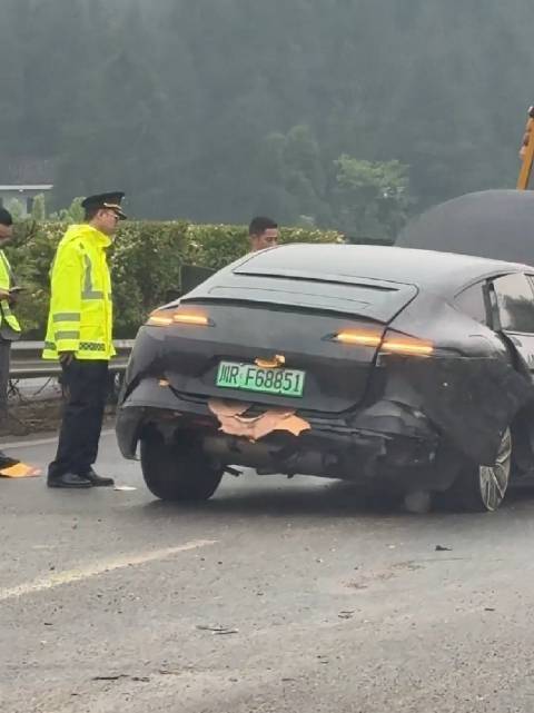 这台阿维塔，是冲了桩桶？损失这么大，还走不了全损，修修补补继续开吧！