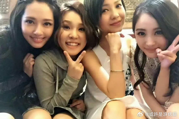 杨幂郭碧婷谢依霖闺蜜约定：见面必须素颜，谁化妆谁卸妆