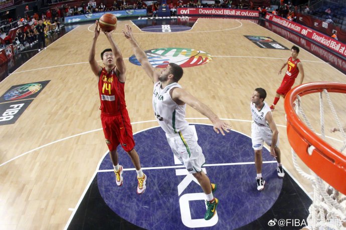 除了王治郅，还有哪些中国篮球运动员入选了国际篮联名人堂？