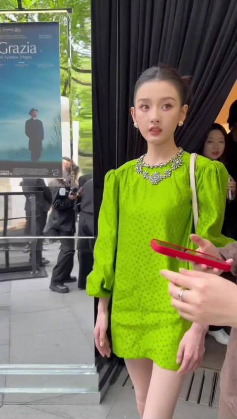 宋祖儿穿Valentino复古绿裙亮相北京三里屯