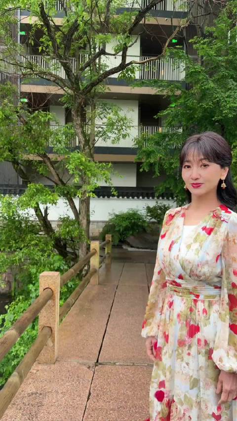 赵雅芝与粉丝互动玩捉迷藏,被赞游戏高手