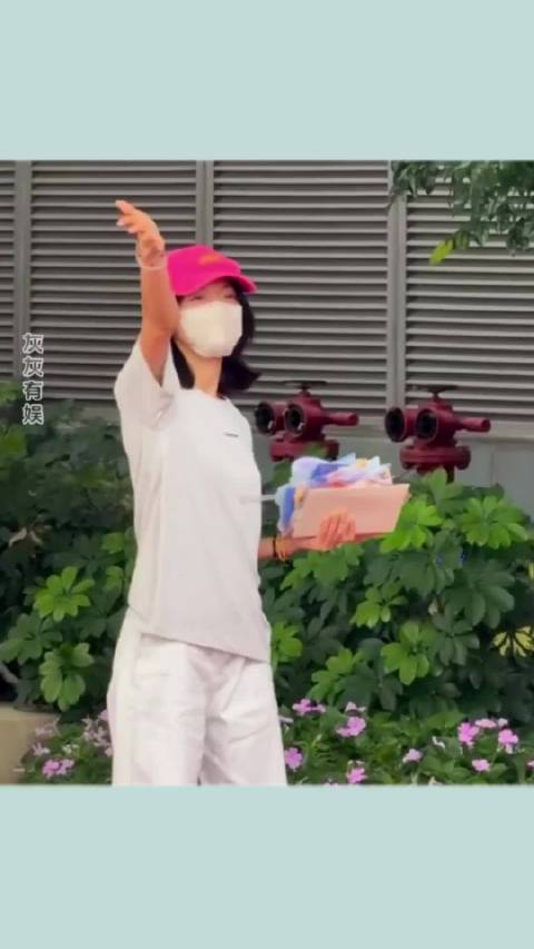 赵今麦机场出发还不忘给粉丝饭撒飞吻，主打一个有求必应啊