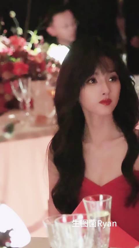 宋祖儿晚宴look好港好美啊烈焰玫瑰！