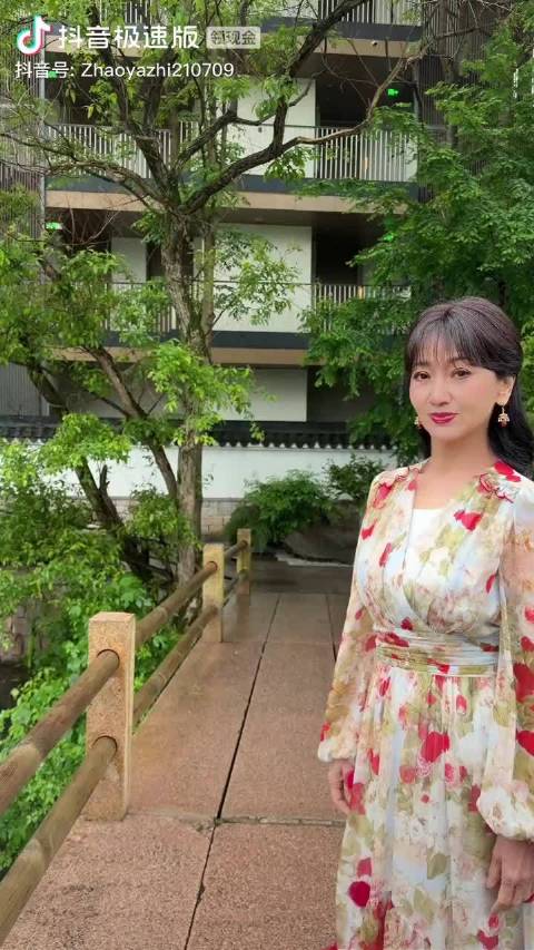 赵雅芝印花长裙漫步古镇,檐角风铃细数时光