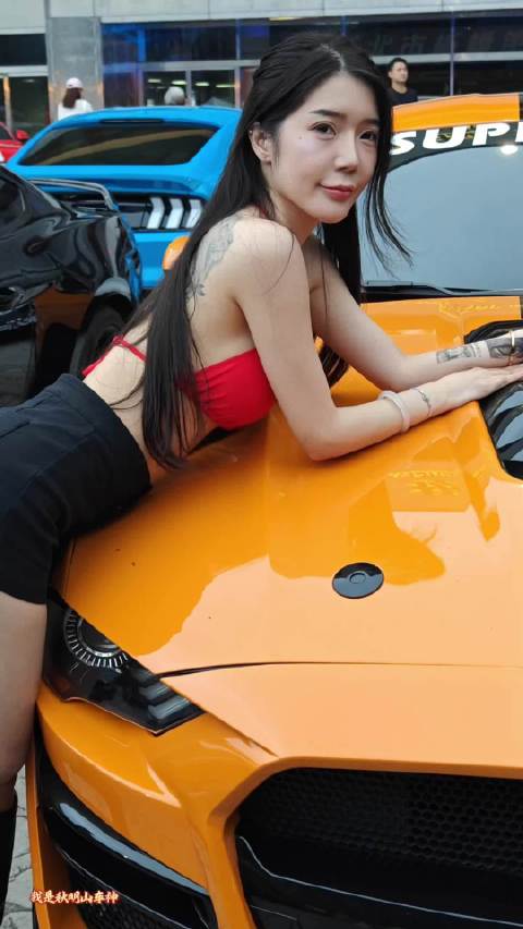 台湾省车展上的模特小姐姐，她笑起来的样子真的很温柔