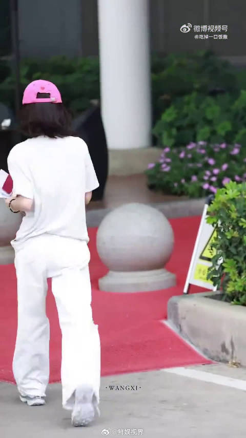 轻轻一个飞吻藏满温柔，赵今麦听话又宠粉，这样的互动真的太让人喜欢