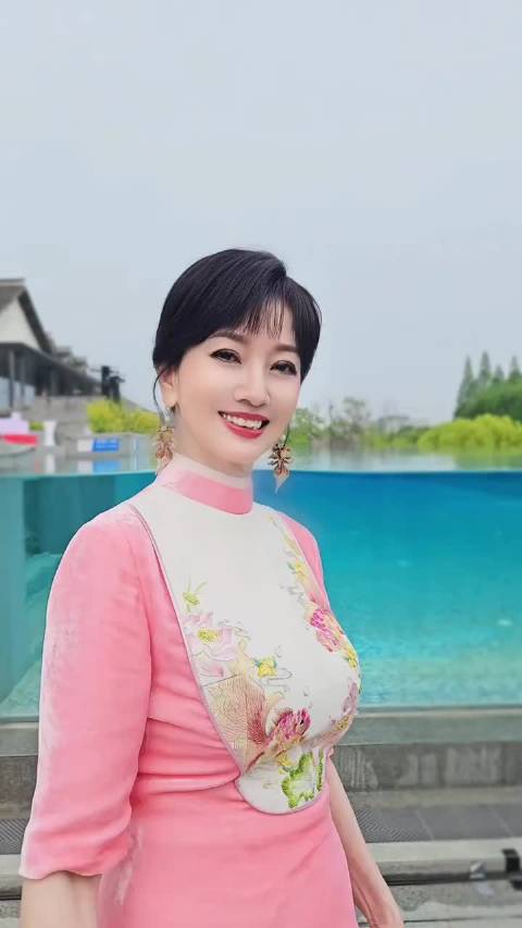 赵雅芝发问候视频呼叫芝迷宝宝起床