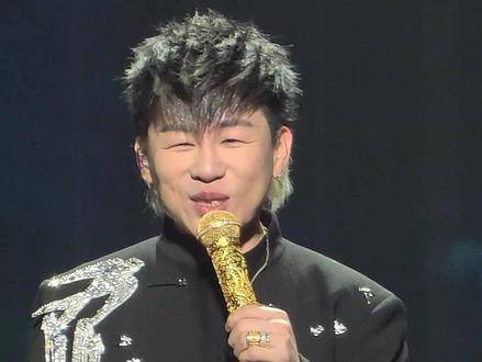 网上聊聊天罢了，现实中谁不渴望像那位男粉那样满心炽热地向斌哥倾诉爱意呢！