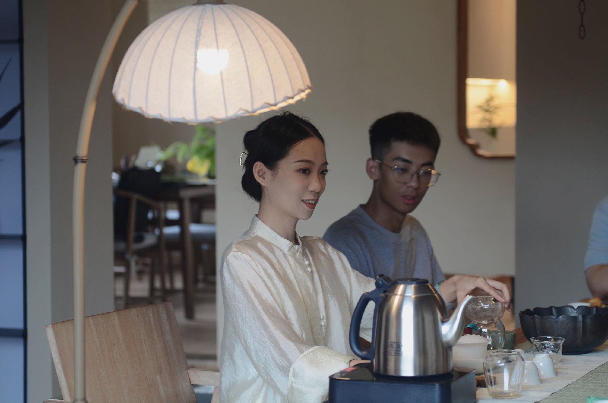張自穎正在給顧客泡茶。受訪者供圖