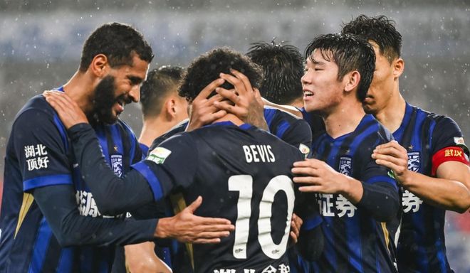 0-2！浙江队输给武汉三镇：4场不胜，王钰栋急速陨落：4场0进球