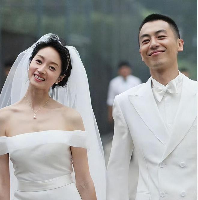 朱亚文晒婚戒否认离婚传闻，网友：支持起诉造谣者！