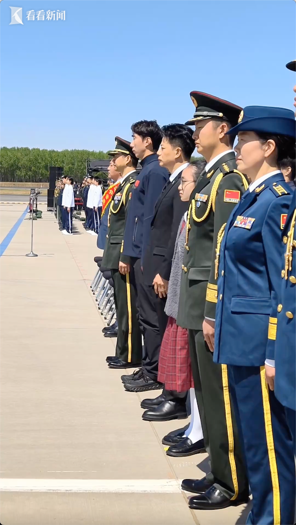 段奕宏现身志愿军烈士遗骸迎回仪式：感恩他们