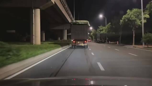 渣土车超载被举报后倒车猛撞跟踪车辆