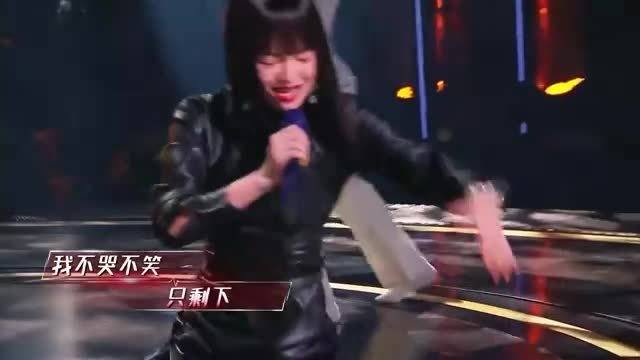 张韶涵现场版《不痛》，一言不合就跪下，又飒又酷！