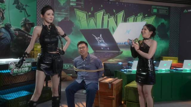 张予曦速通荣耀游戏本首拆，与机器人闪电赛跑领先