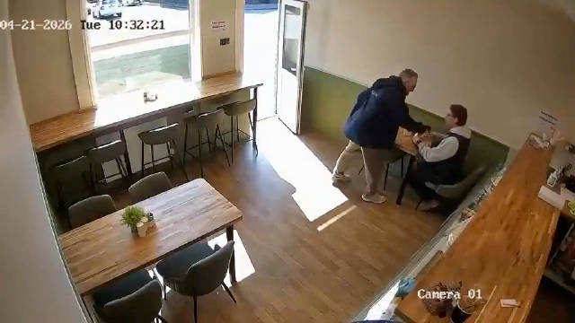 英国，恐怖伤人事件，这男的也够猛，挥起拳头就是一顿反击，直接打懵伤人者
