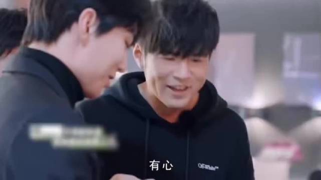 王俊凯带蛋糕积木为周杰伦庆生，林俊杰现身周游记录制