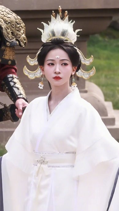 吴谨言产后复出，在《凤不栖》中的状态被如何评价？