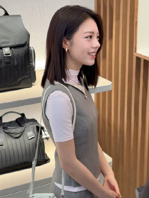 赵今麦现身成都RIMOWA活动