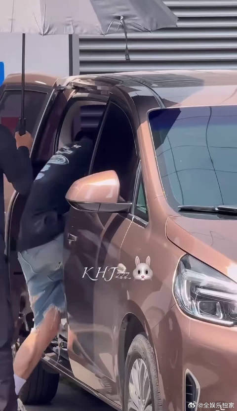 别人上班耍帅，何与上班举风扇安利新剧，敬业又搞笑