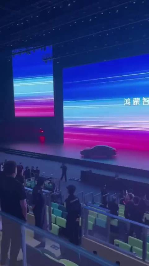 鸿蒙智行发布会四车同台，尚界Z7、问界M6、M9、智界V9亮相