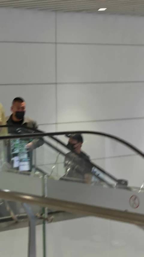 陶喆机场忙着跟粉丝打招呼没看路，直接撞上了栏杆，这下真成陶吉吉了