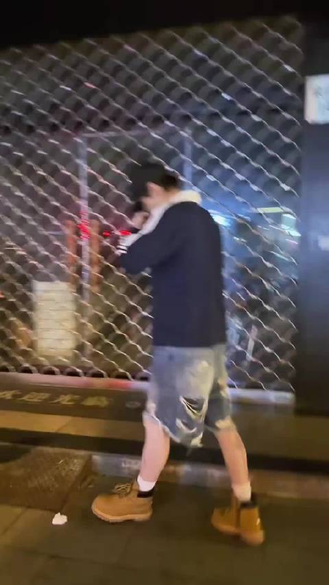 何与醉酒需友人搀扶行走