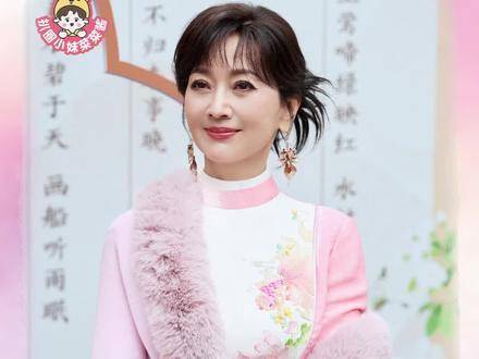 在她身上，时间不是刻刀，而是镀金的光