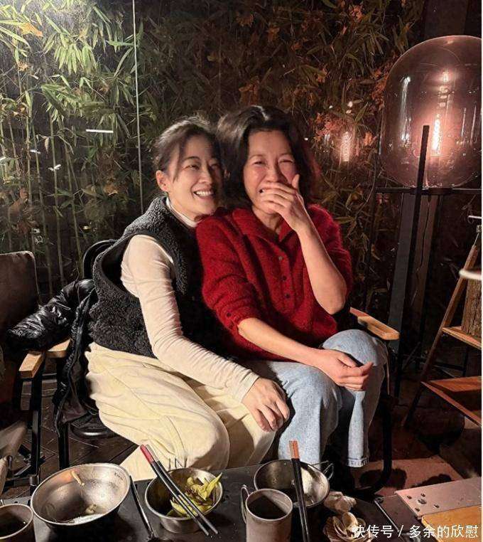梅婷家宴被宠上天！老公亲自投喂太宠溺了，与20年好友贴脸合影