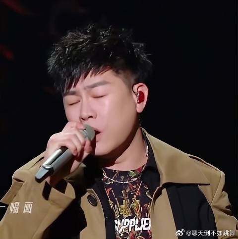 小鬼张钰琪《你不像她》，胡彦斌一开嗓才是主角！