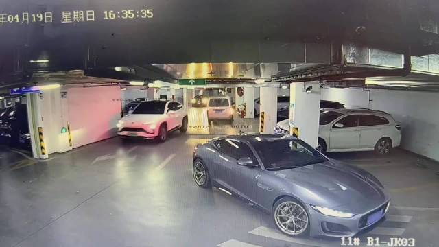 面包车司机故意倒车冲撞捷豹新车引发冲突