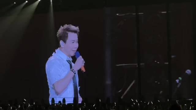 陶喆演唱会擦汗吐槽歌单太长，下一秒笑认自己安排