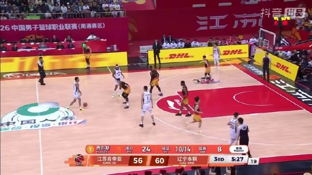 我觉得这个回合刺激到哈维了 哈维随后顶着防守命中两记标志性的干拔三分！