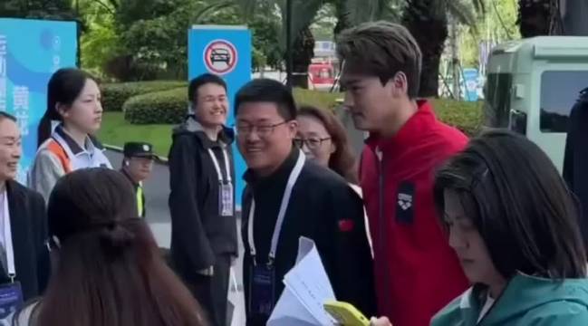 孙杨携妻亮相活动，母亲称张豆豆包容顾家