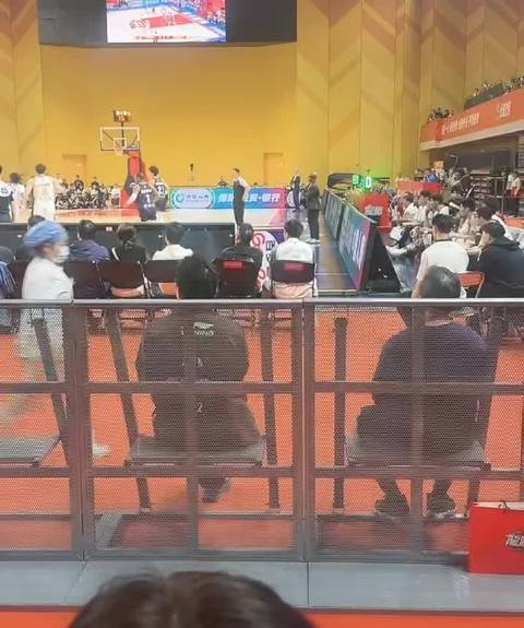 郭艾伦现身助阵广州队仍落后深圳18分，季后赛前景堪忧