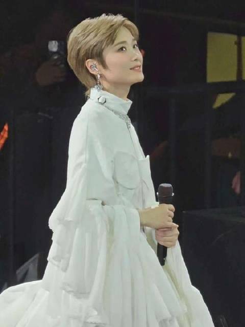 她气场全开，宛如降临人间的公主！李宇春2026皇后与梦想巡回演唱会