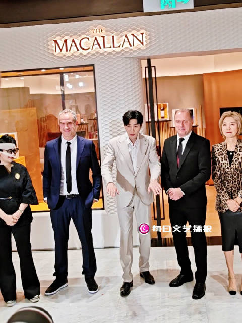 张若昀活动现场即兴表演蛙泳式后退