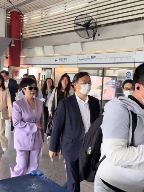 比亚迪王传福地铁现身北京车展，海外市场火热亟待提升国际知名度