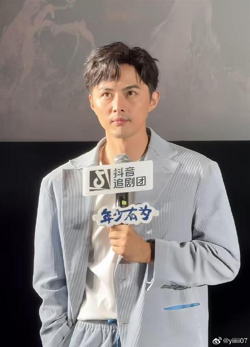 叶祖新从早期的“娃娃脸”到现在的成熟形象经历了怎样的转变？
