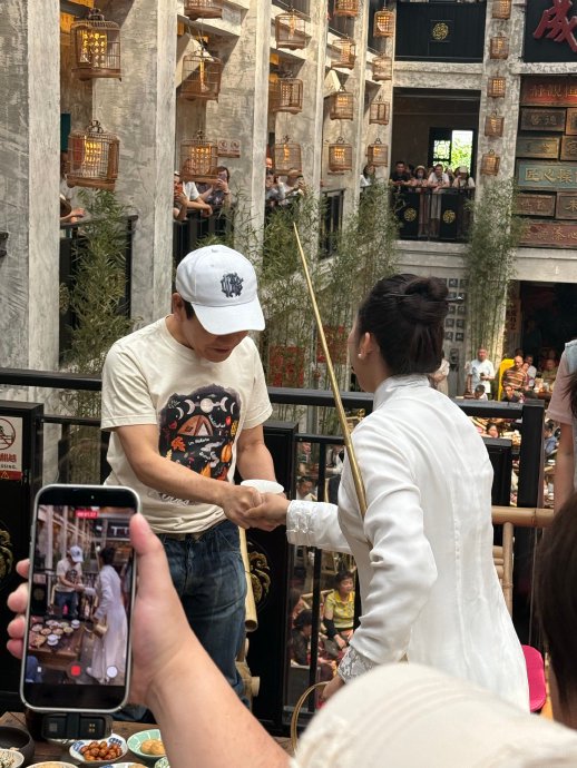 赵传烟火成都被认出，孃孃唱《小小鸟》燃爆街头